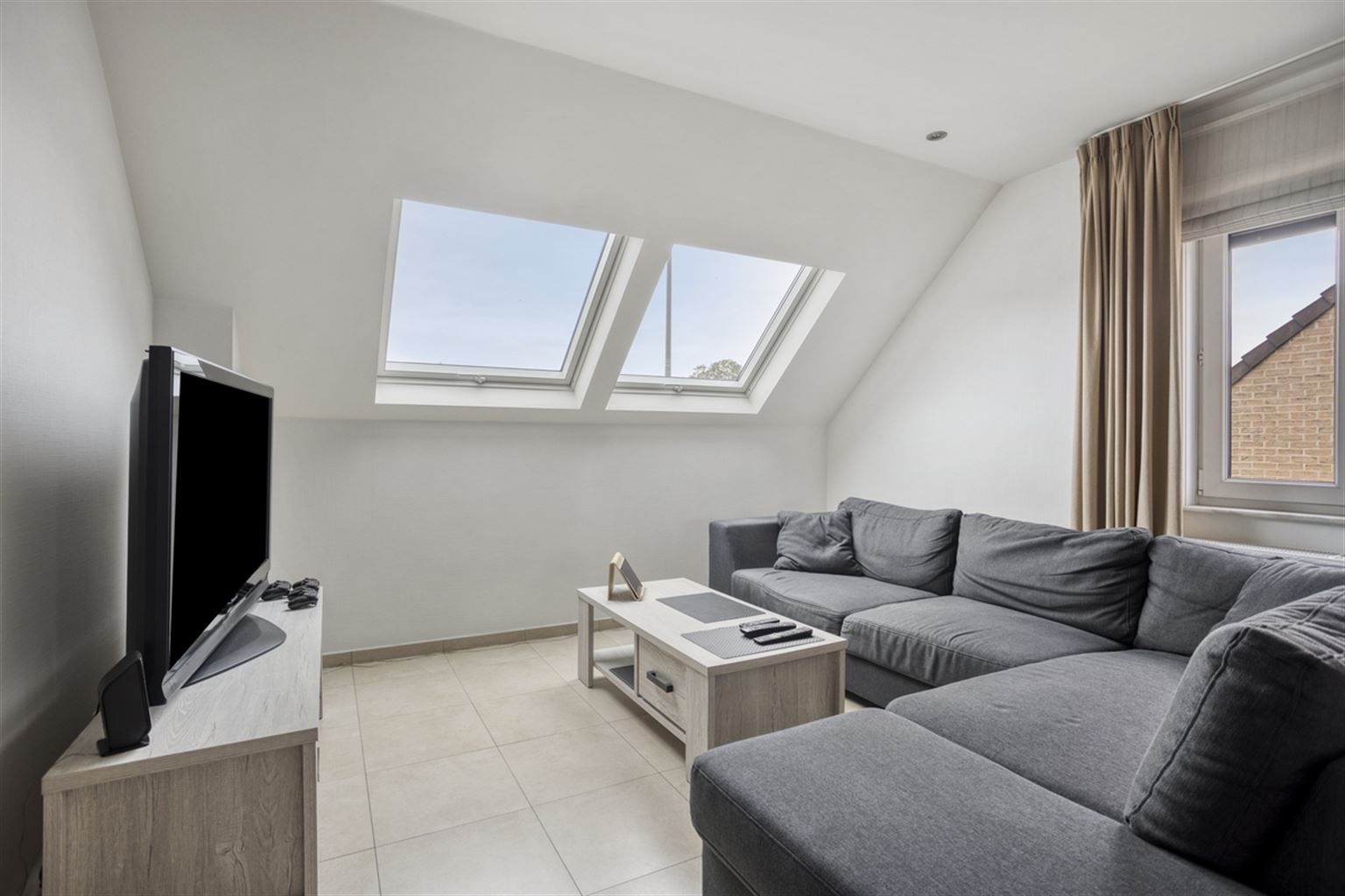 Ruim appartement met gezellig terras en staanplaats, op een toplocatie vlak bij het centrum van Maaseik en op wandelafstand van scholen en voorzieningen. foto 3