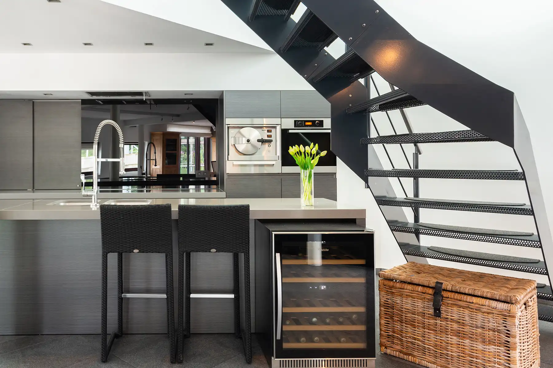 Modern gebouw met handel gelijkvloers en duplex-appartement. foto 7