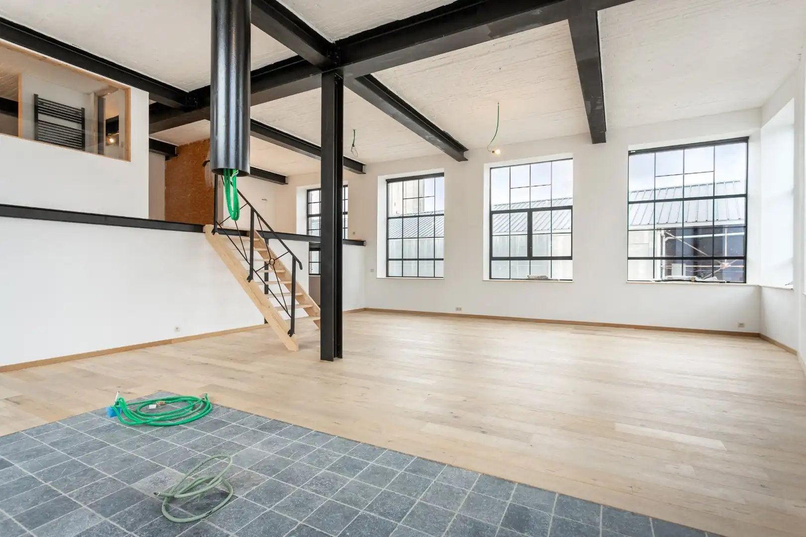 Opbrengsteigendom met gerenoveerde loft (EPC B) en atelier (100m²) naast het station van Braine-le-Comte foto 7