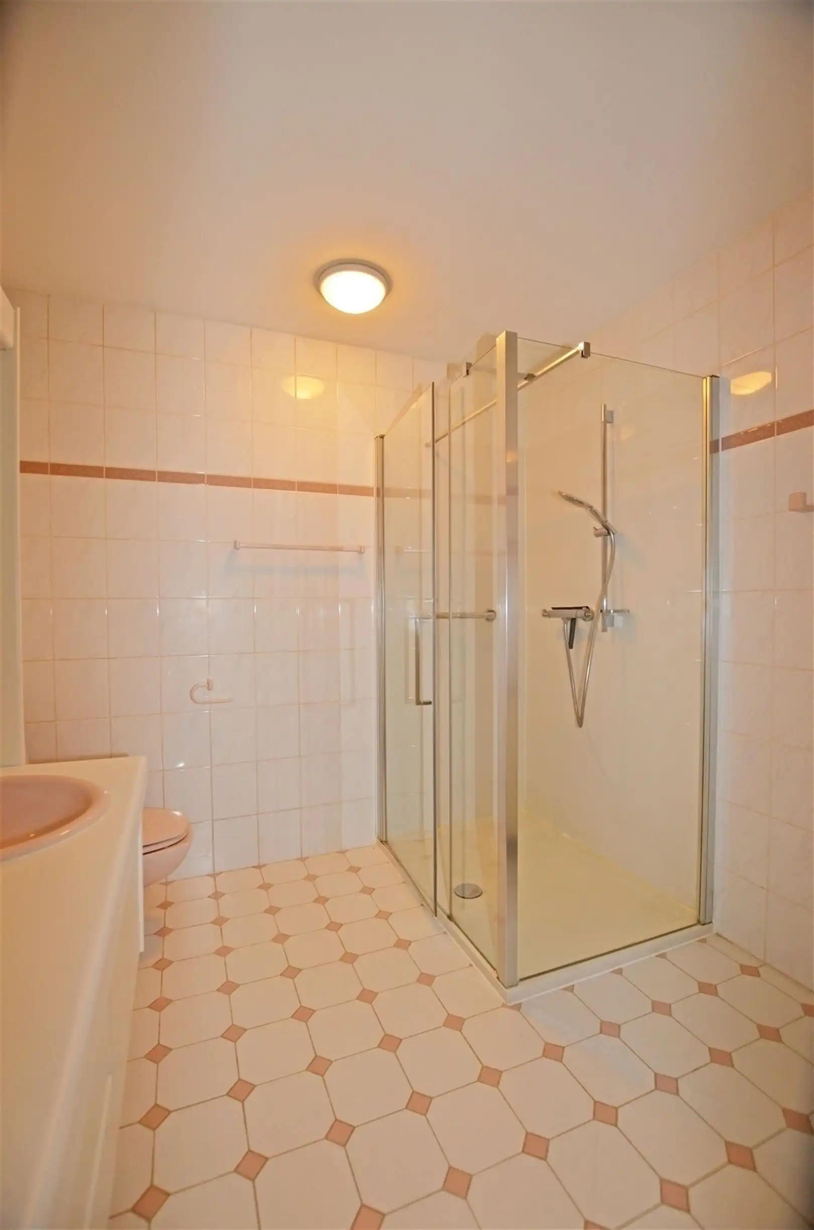 Ruim op te frissen appartement op wandelafstand van de stad foto 26