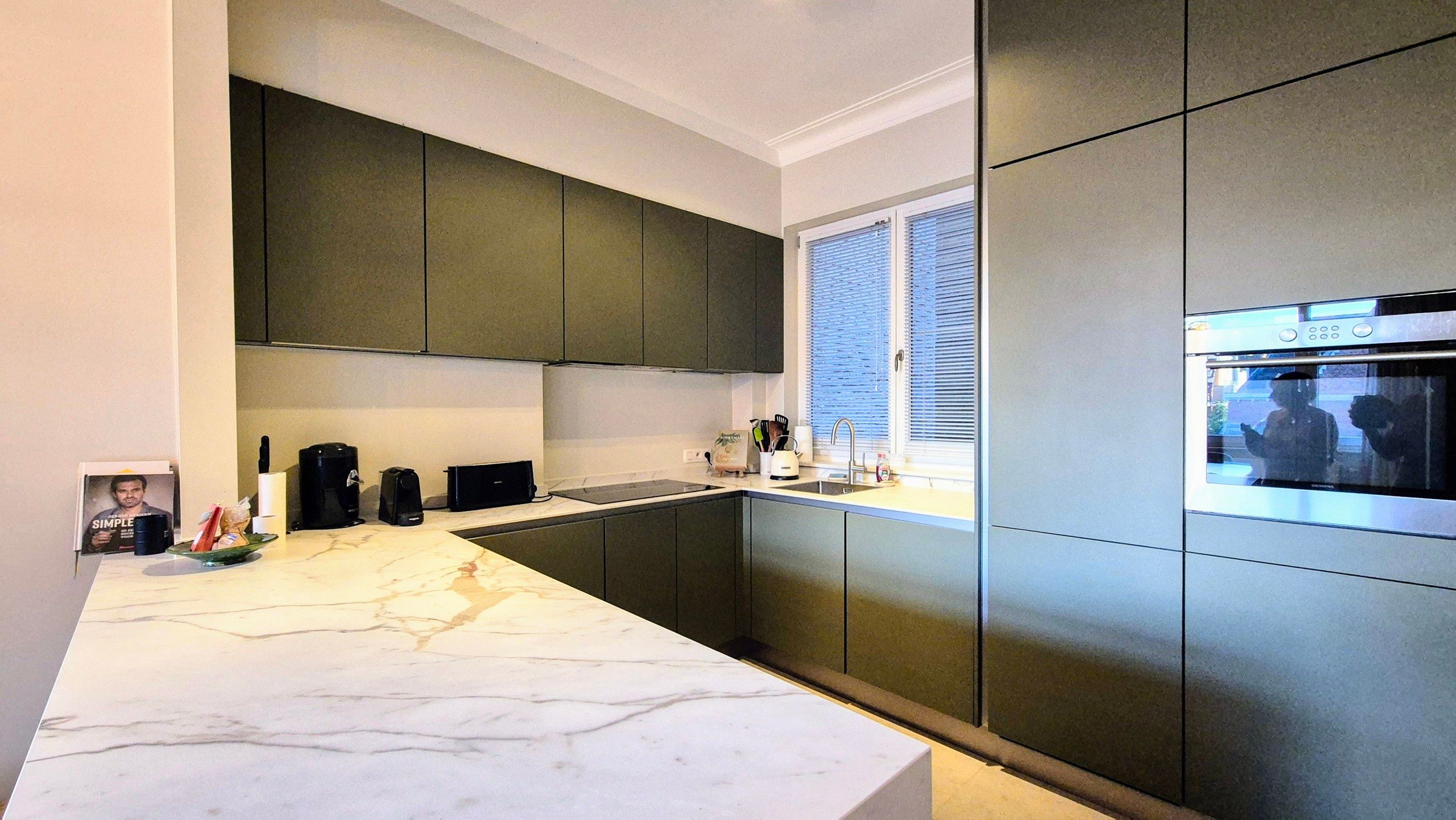 Lichtrijk en ruim appartement op toplocatie. foto 3