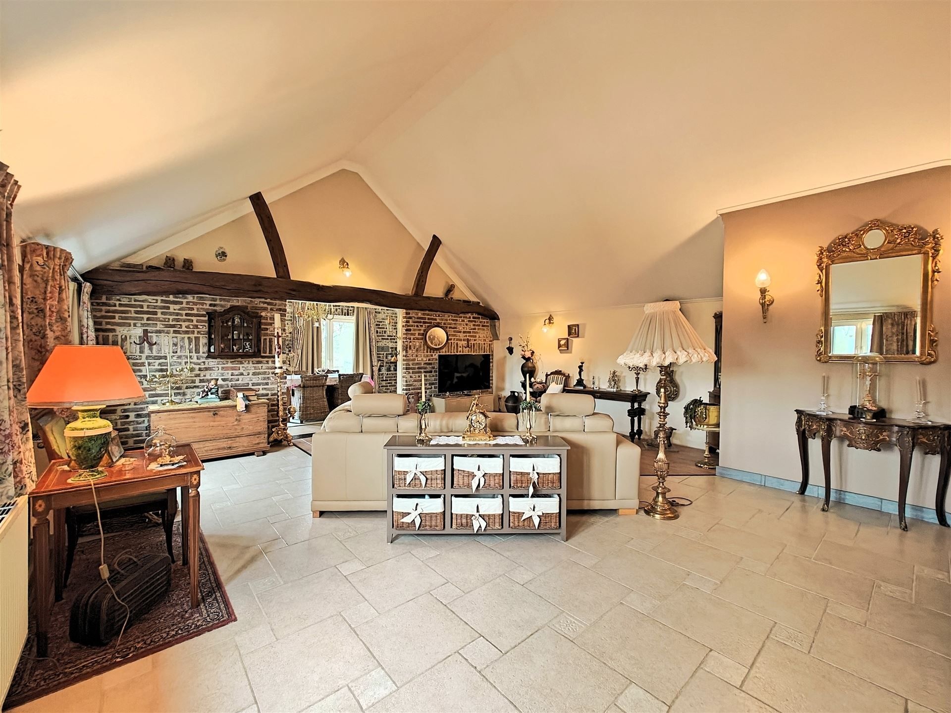 Ruim en karaktervol appartement van 190m² in het charmante Maasdorp Vucht! foto {{pictureIndex}}