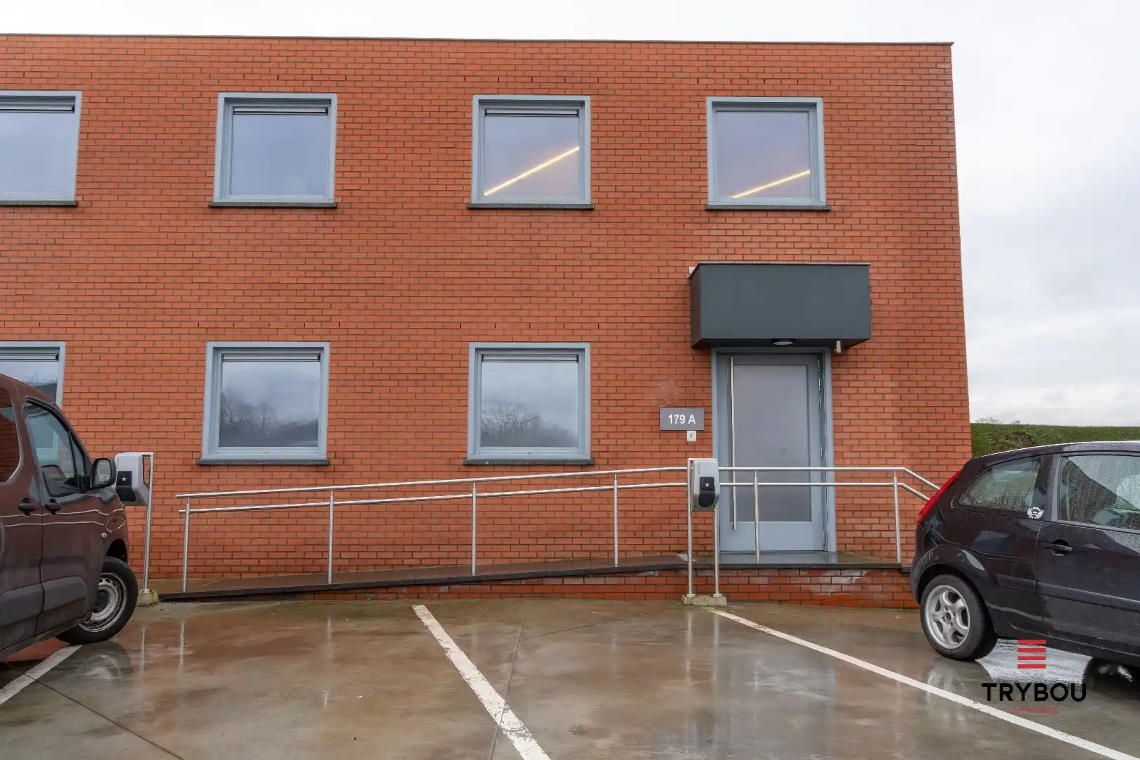 Groot kantoorgebouw op toplocatie te Ieper foto 16