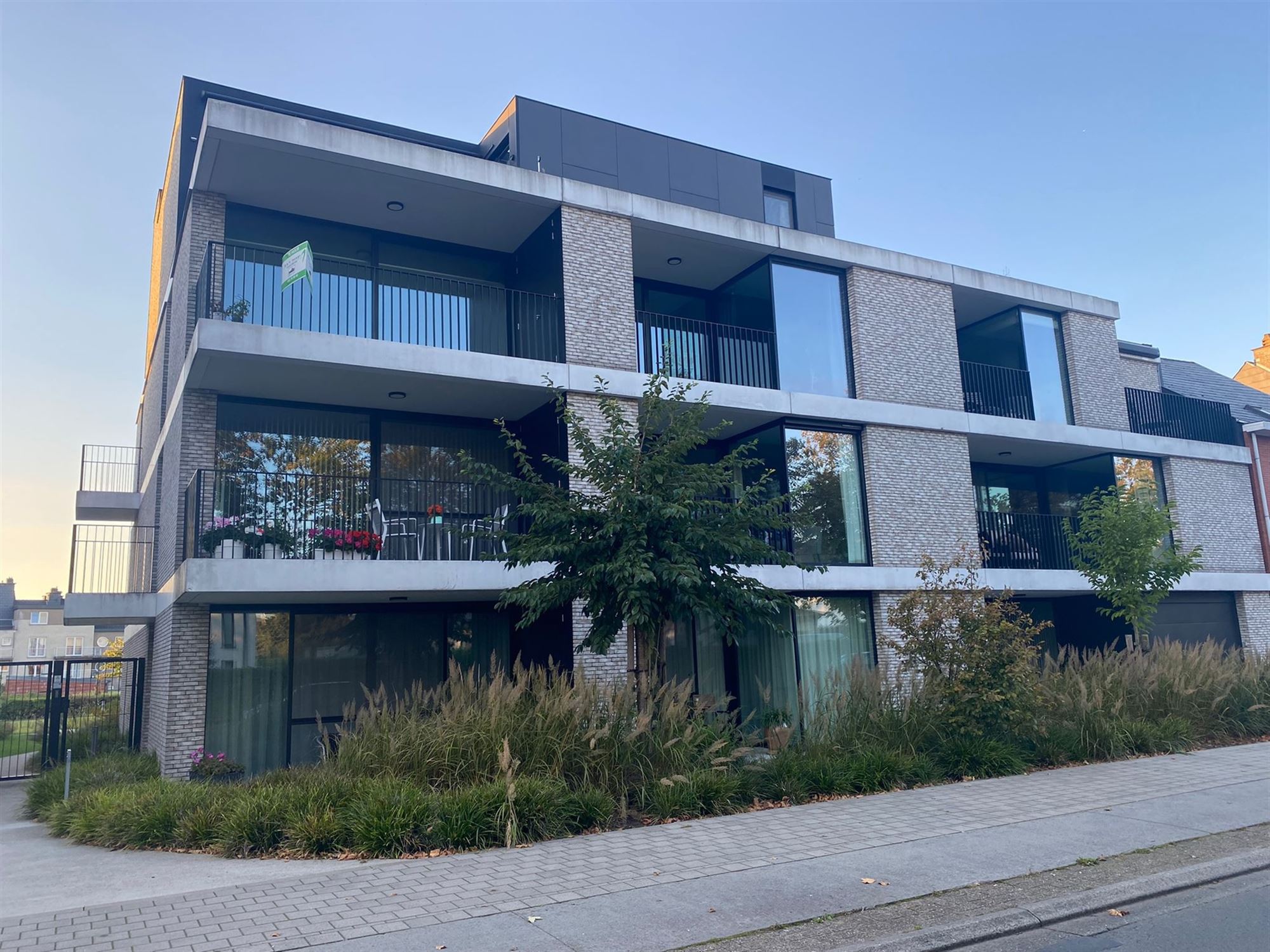 Prachtig nieuwbouwappartement met twee slaapkamers en staanplaats foto 1