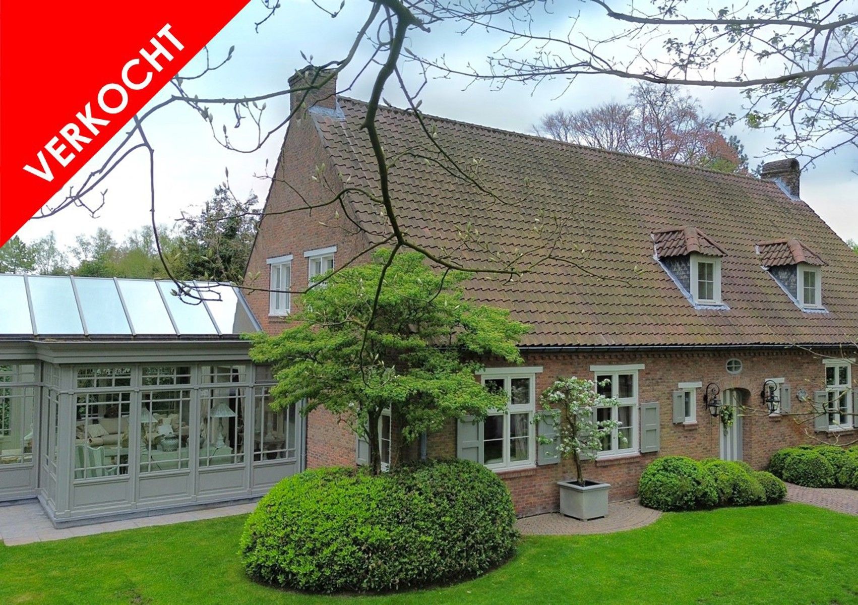 Luxe villa, boomhut én guesthouse op hoekperceel van 2087m² foto {{pictureIndex}}