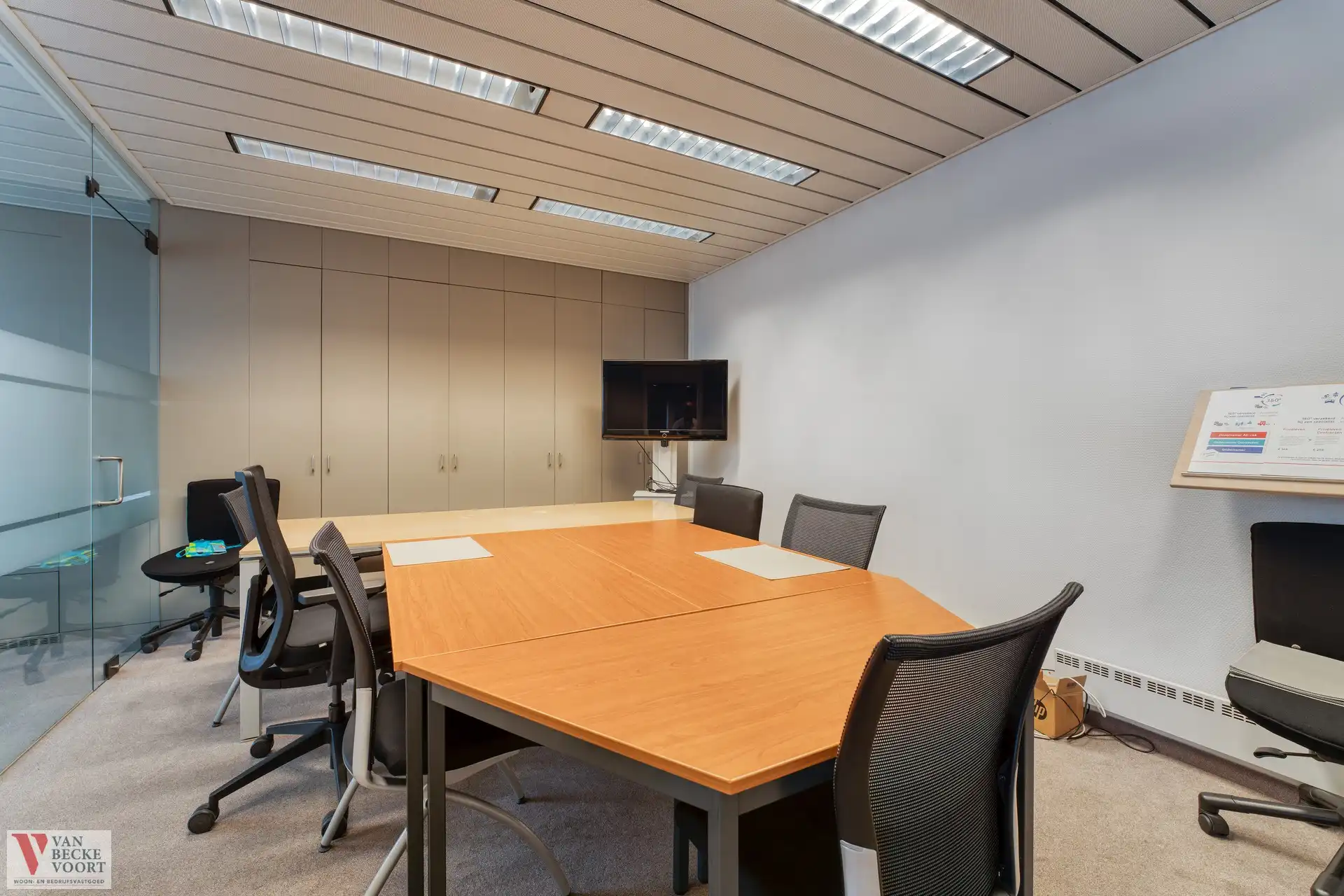 Handelsgelijkvloers 217m² + 6 autostandplaatsen foto 11