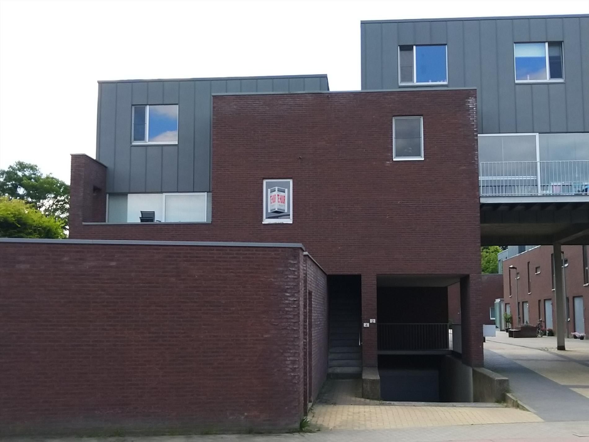 een ruim en deels bemeubeld duplexappartement met terrassen, autostaanplaats en berging foto {{pictureIndex}}