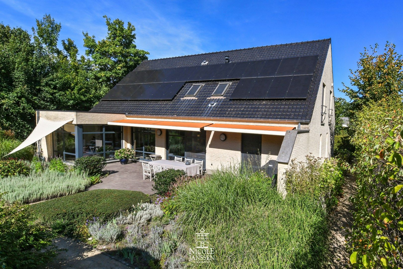 Vrijstaande woning met mooi verzorgde tuin en zwembad  foto 23