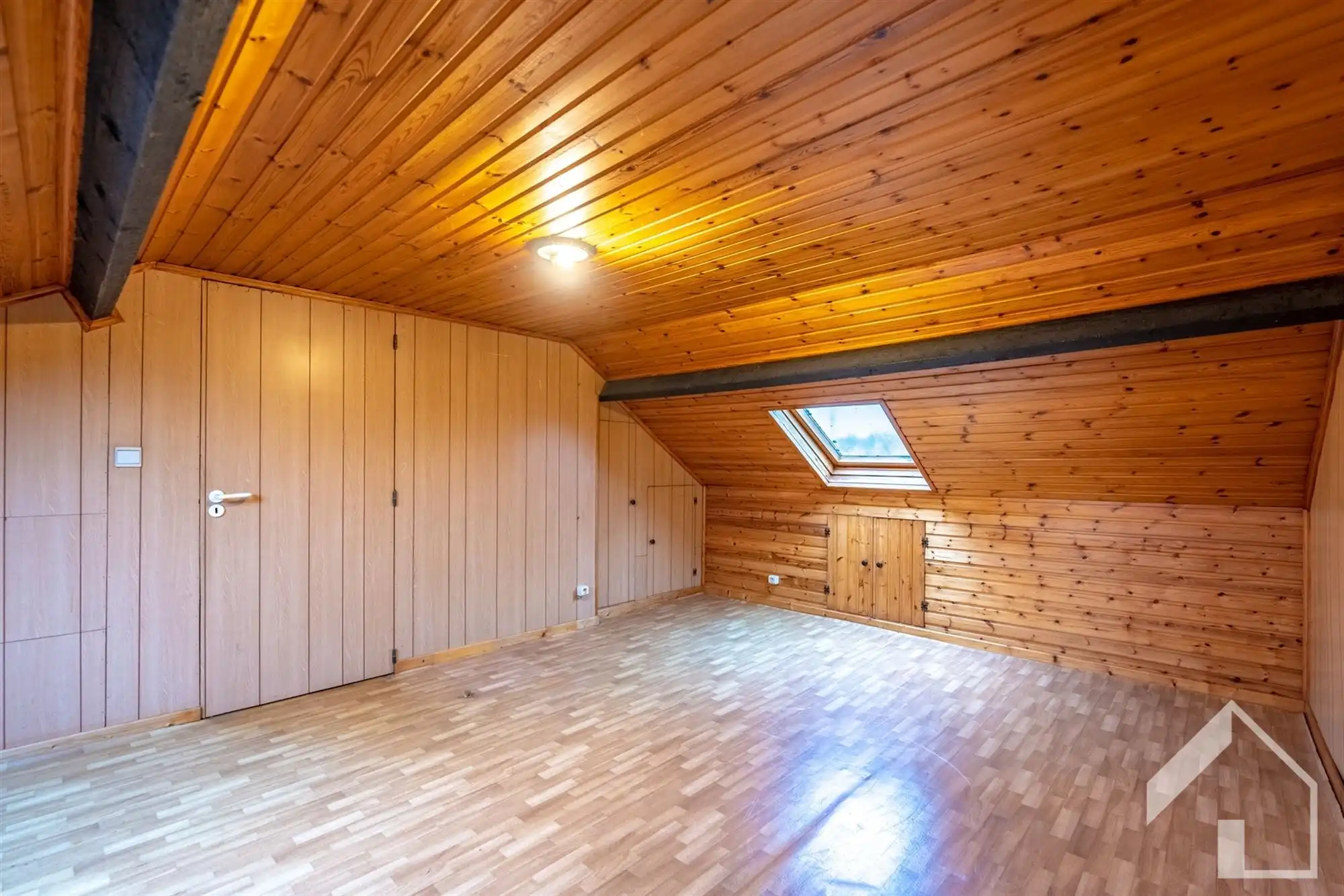 Te renoveren woning met veel potentieel foto 16