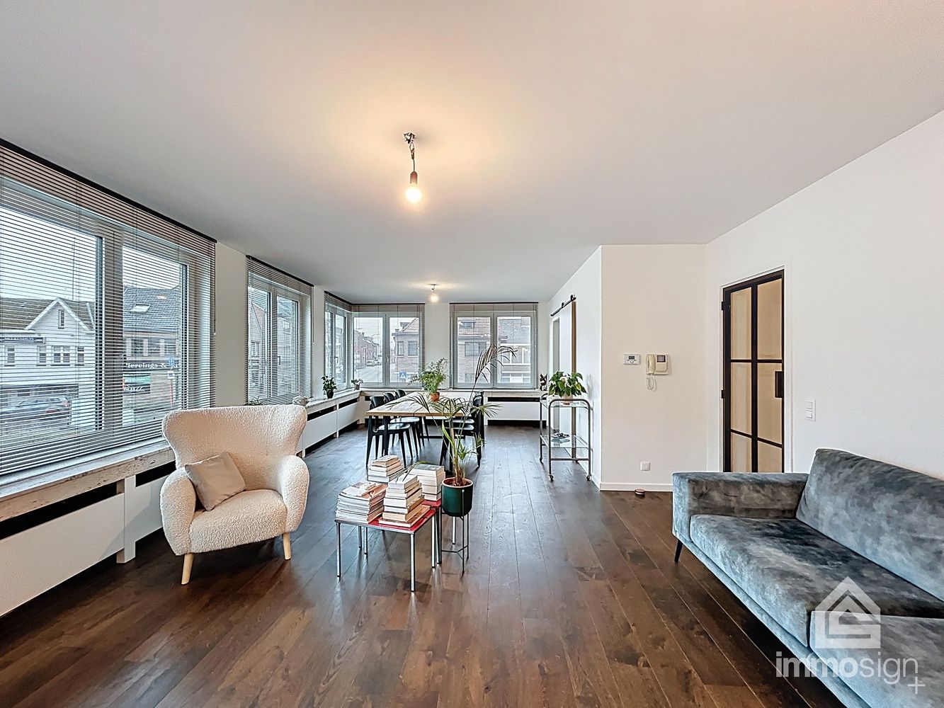 Ruim, lichtrijk appartement in hartje Bree! foto 4