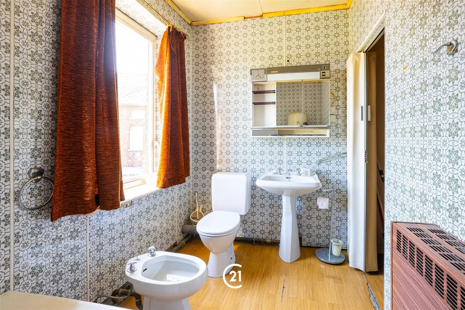 Ruime, te renoveren woning op een strategische ligging foto 16