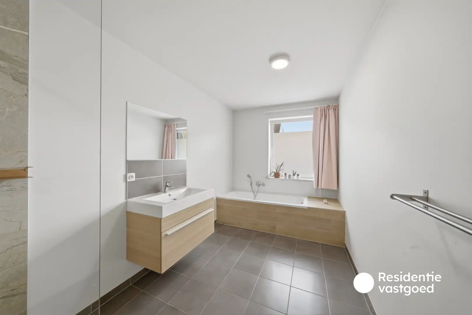 Recente en instapklare woning met 3 slaapkamers, garage en tuin te Zandvoorde! foto 20