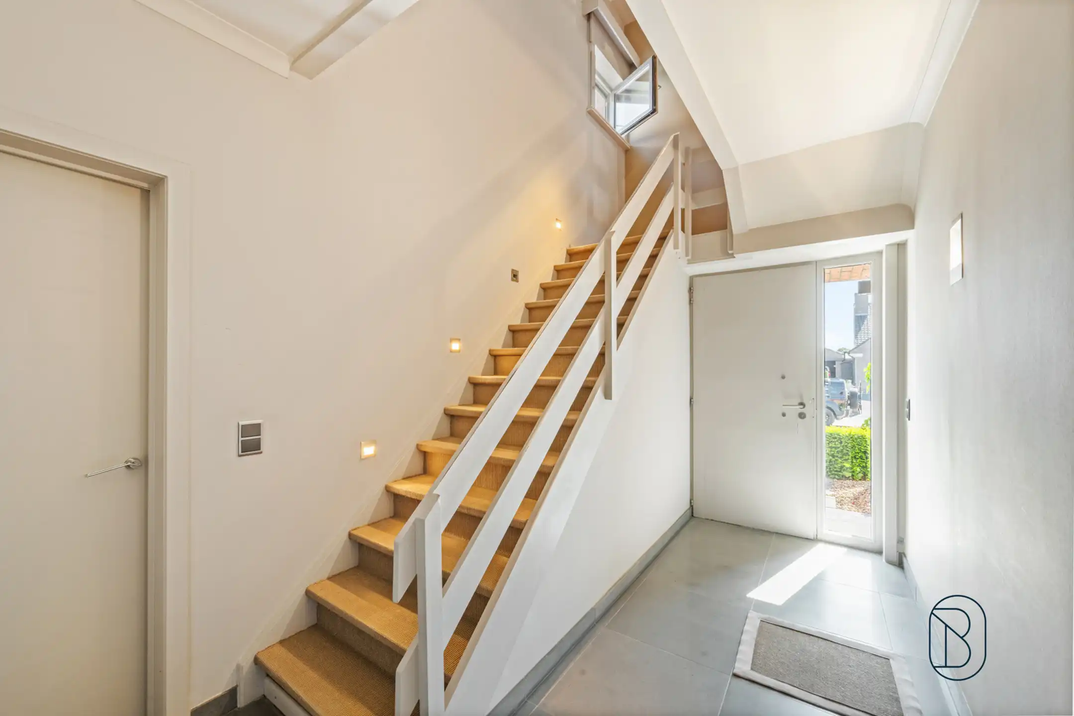 Ruime instapklare gezinswoning met garage en oprit foto 6