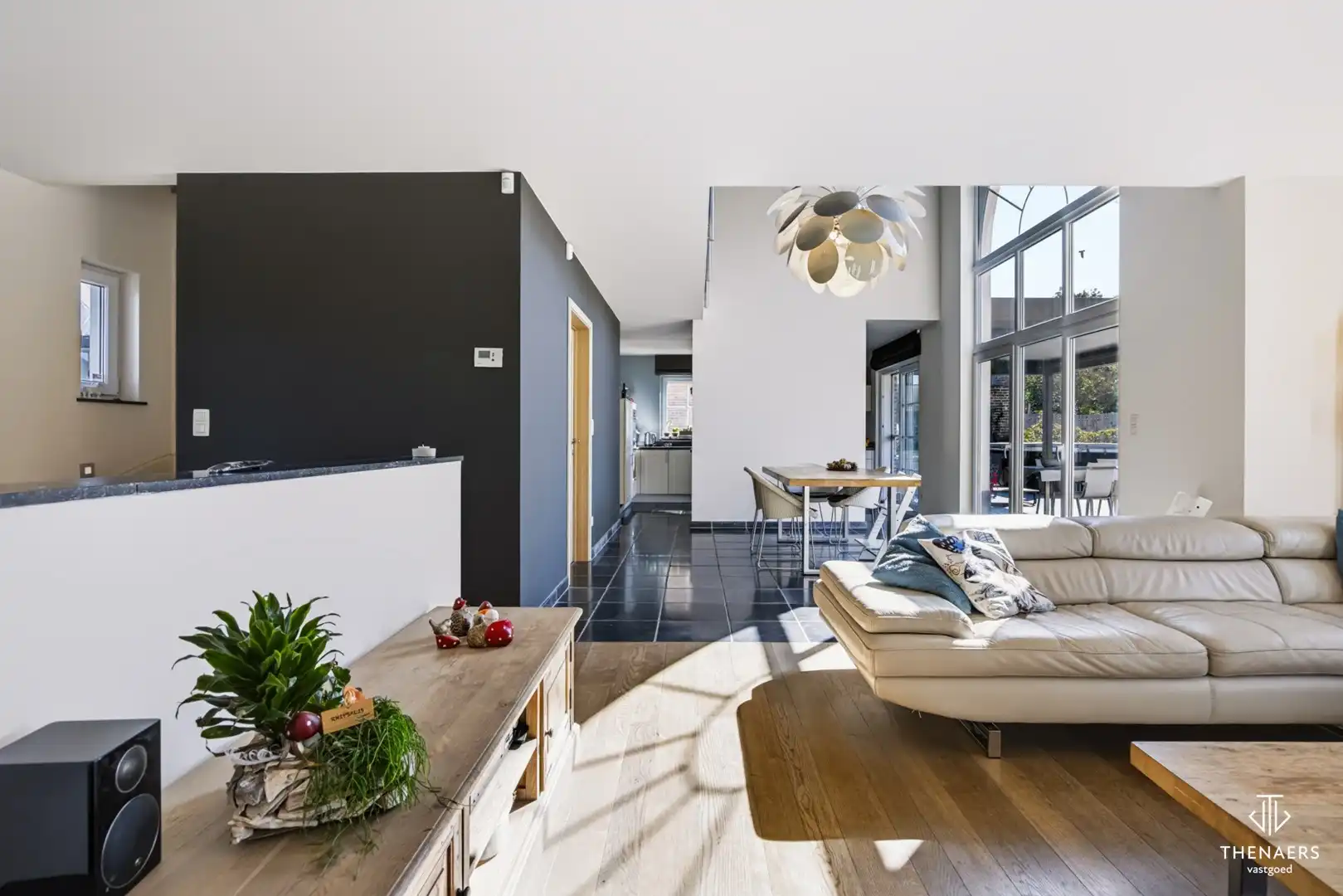 Ruime en karaktervolle woning met 4 slaapkamers, 2 badkamers en prachtige tuin – optioneel met achterliggende weide. foto 6