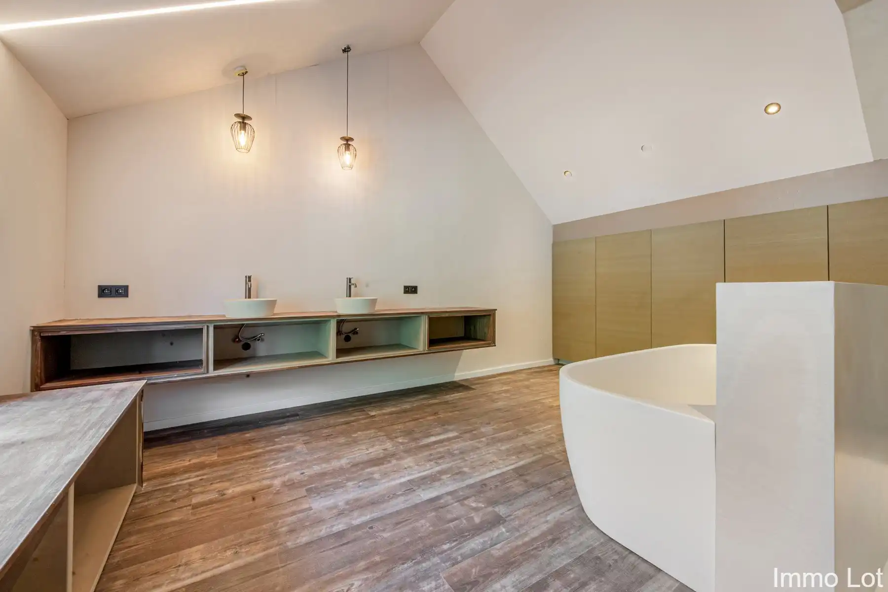 Woning met groot magazijn, dubbele garage en apart bureau foto 12