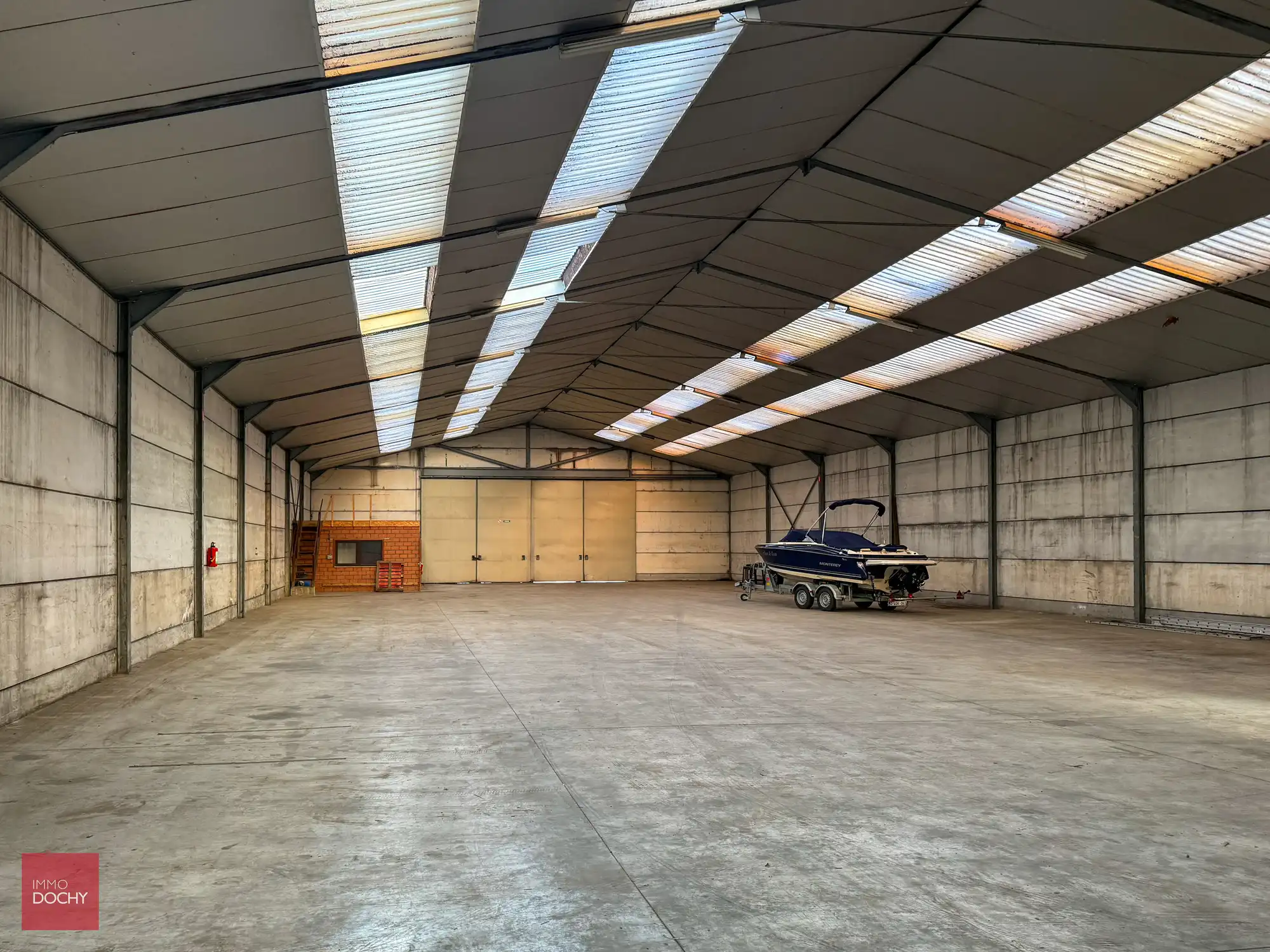 Villa met magazijn te huur – uitstekende ligging foto 4