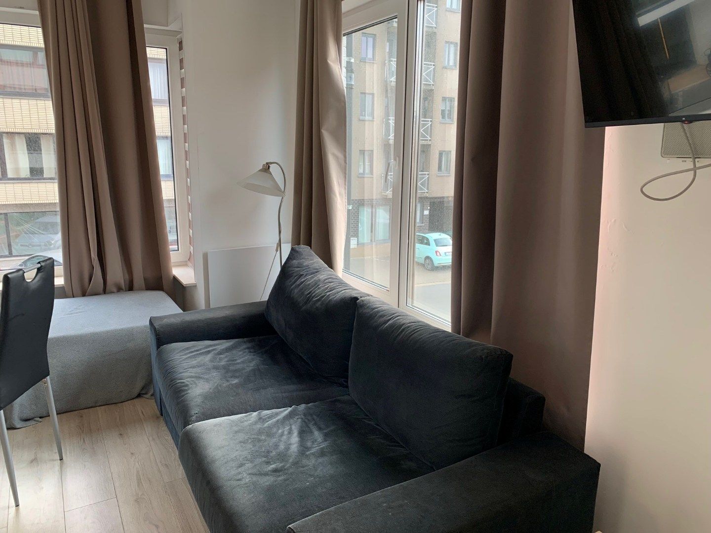 Gemeubelde studio vlak aan zee foto 5