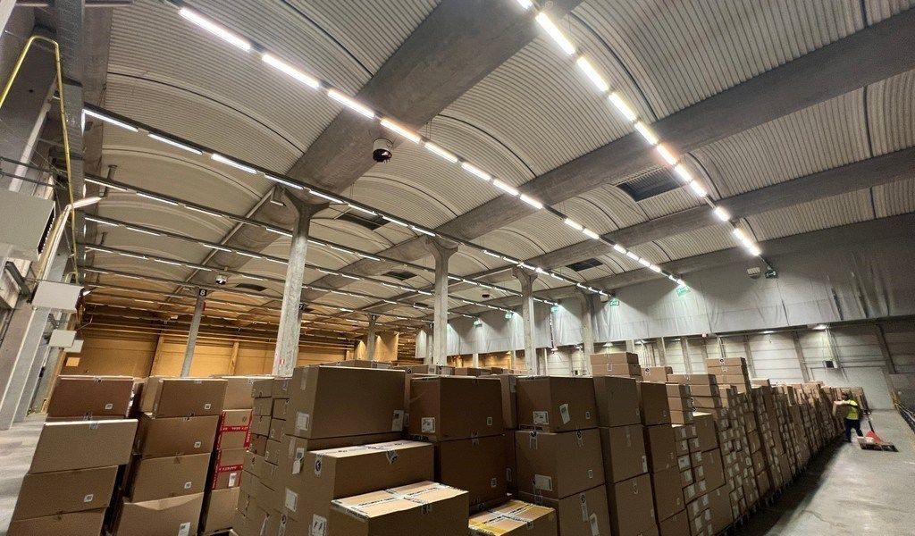 Logistieke loodsen met laadkades vlakbij R42 in Sint-Niklaas foto 8