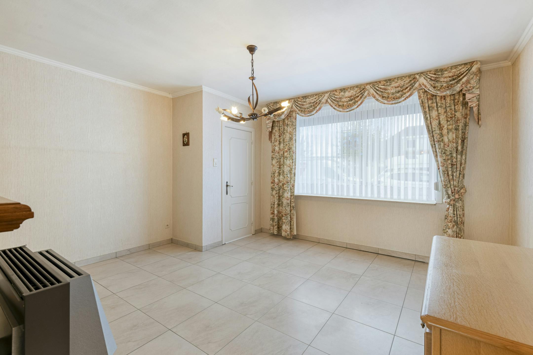 Woning met 3 slaapkamers, garage en tuin te koop. foto 3