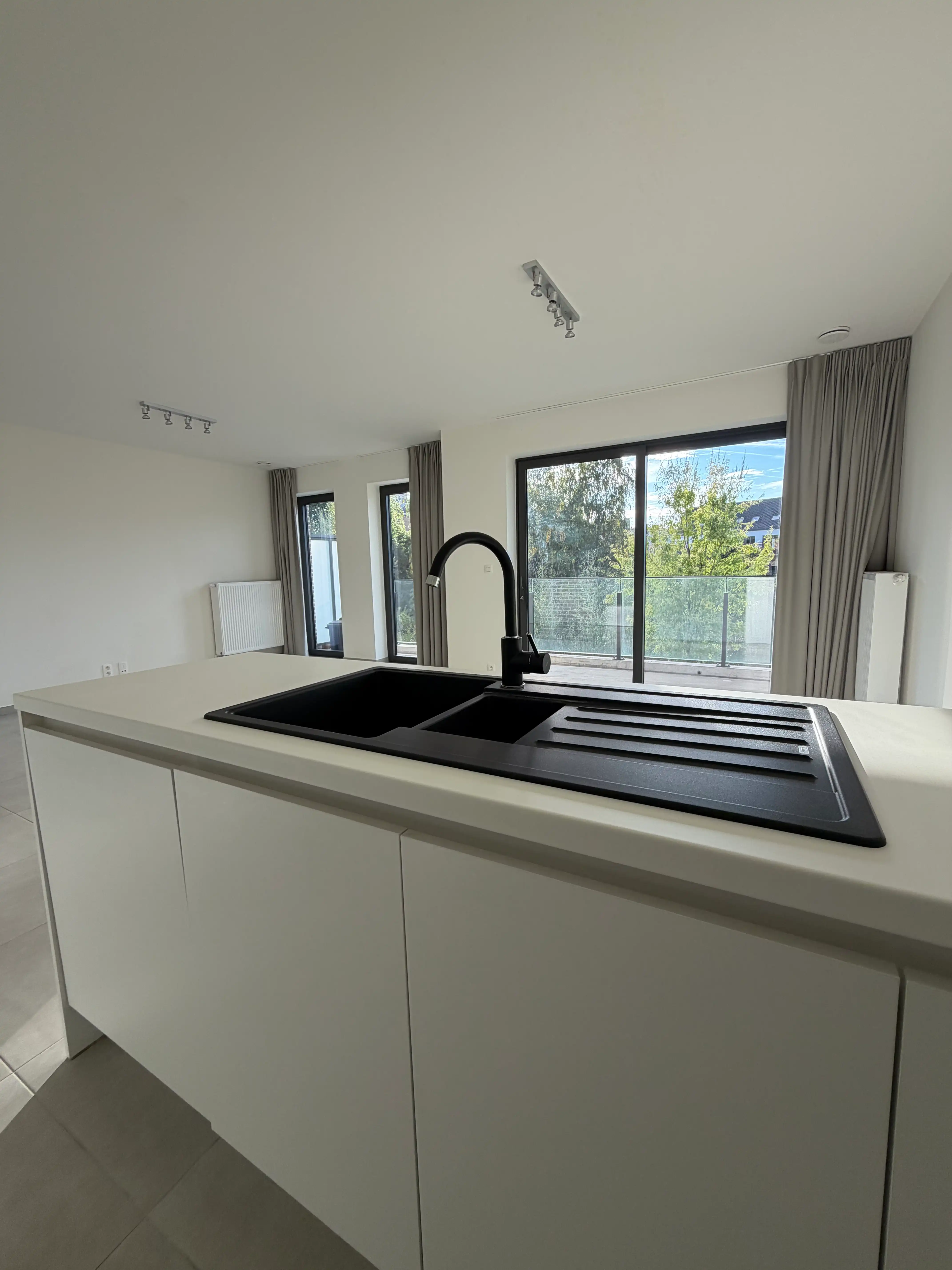 Ruim en lichtrijk 2-slaapkamerappartement met terras, extra brede staanplaats en berging! foto 3
