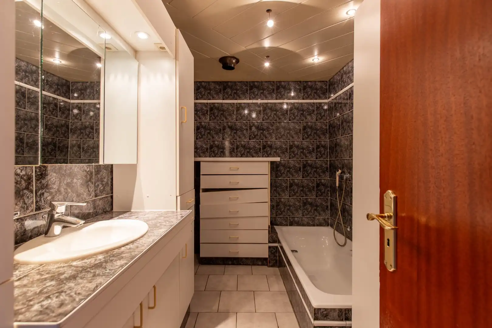 Op te frissen rijwoning in het centrum foto 27