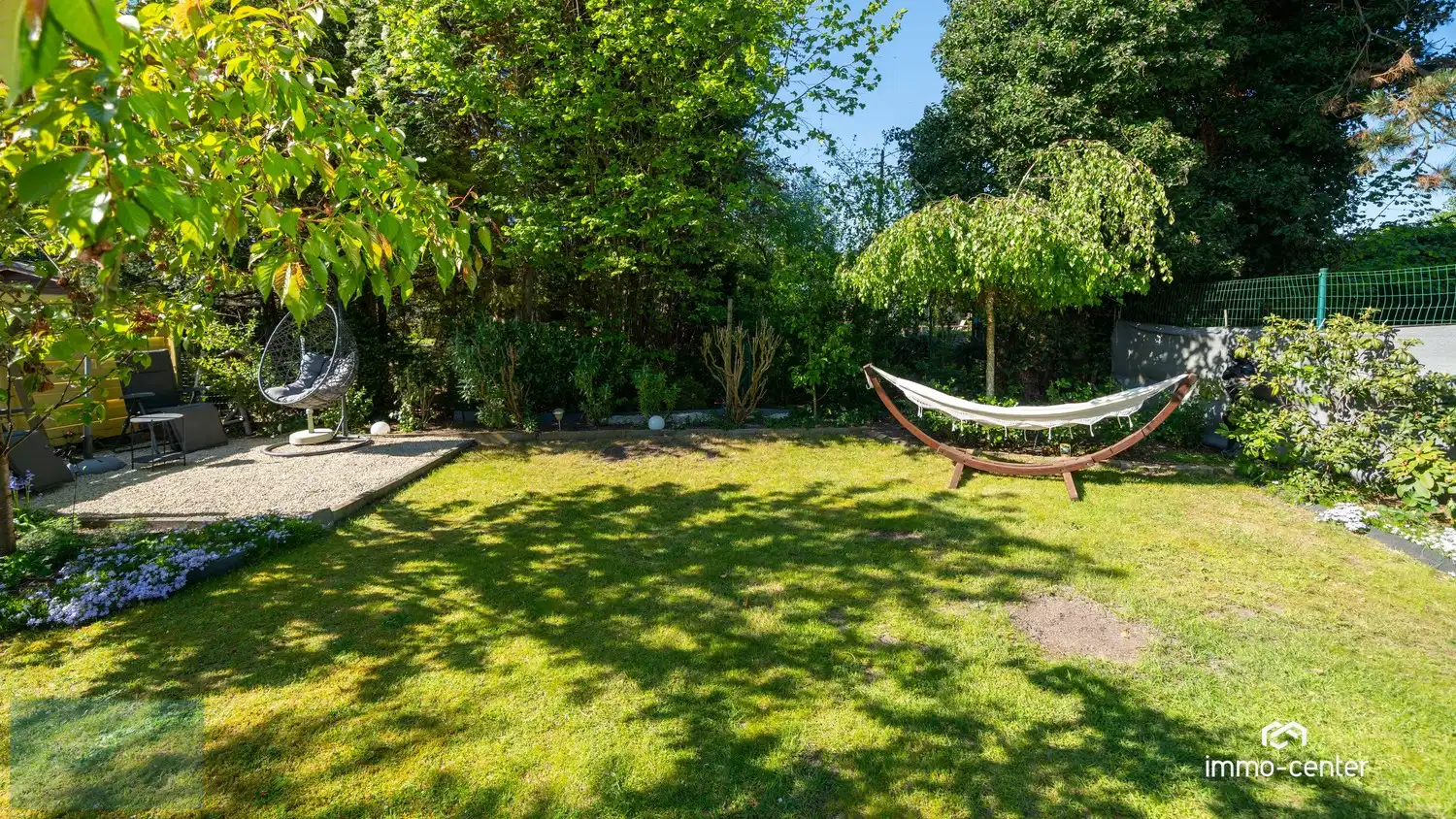 Instapklaar 2-slaapkamer appartement met zolder, 2 garages, carport en prachtige tuin foto 3