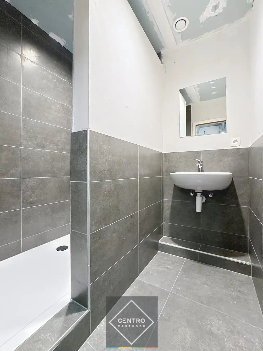 Goed geïsoleerd en verwarmd BEDRIJFSGEBOUW, bestaande uit MAGAZIJN (1.070m2) met KANTOREN en randaccomodatie (770m²)  en 56-tal private parkeerplaatsen op het terrein. Vlak aan de afrit Zandvoorde (Oostende). foto 12