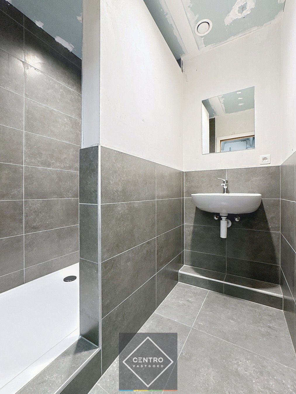 Goed geïsoleerd en verwarmd BEDRIJFSGEBOUW, bestaande uit MAGAZIJN (1.070m2) met KANTOREN en randaccomodatie (770m²)  en 56-tal private parkeerplaatsen op het terrein. Vlak aan de afrit Zandvoorde (Oostende). foto 12