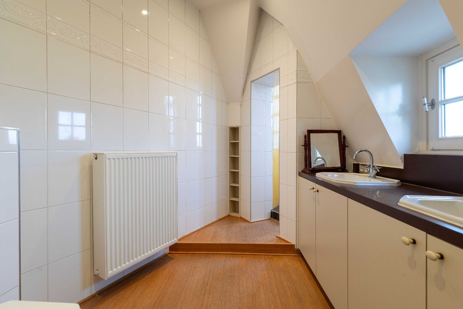 Iconisch neo-gotisch pand met uniek zicht op de Ezelpoort en het Stil Ende foto 23