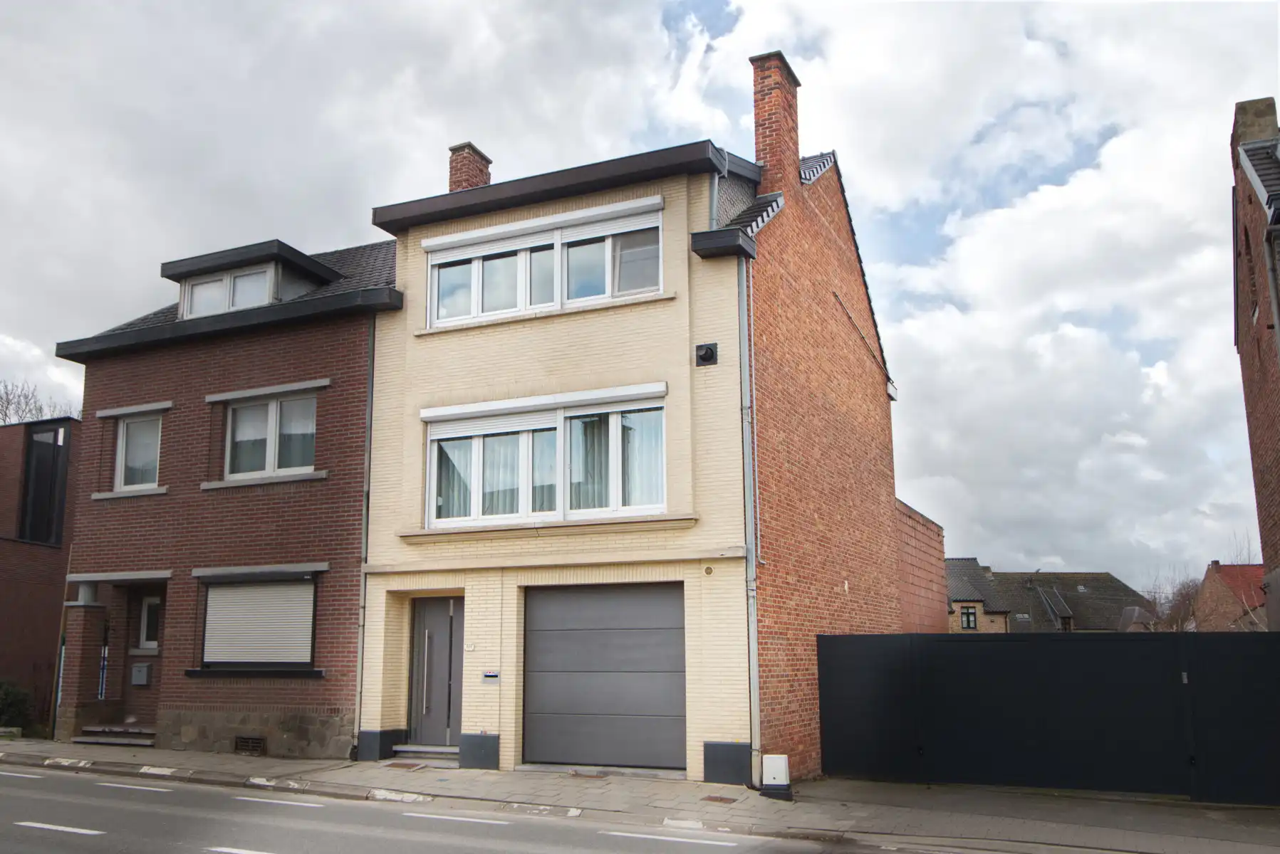 WONING - 2 tot 3 SLK - TUIN - SAUNA - GARAGE - CENTRAAL foto {{pictureIndex}}