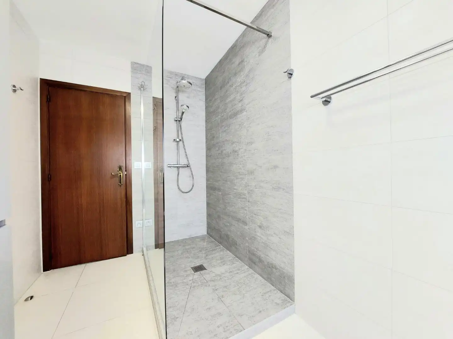 Ruime alleenstaande villa foto 7