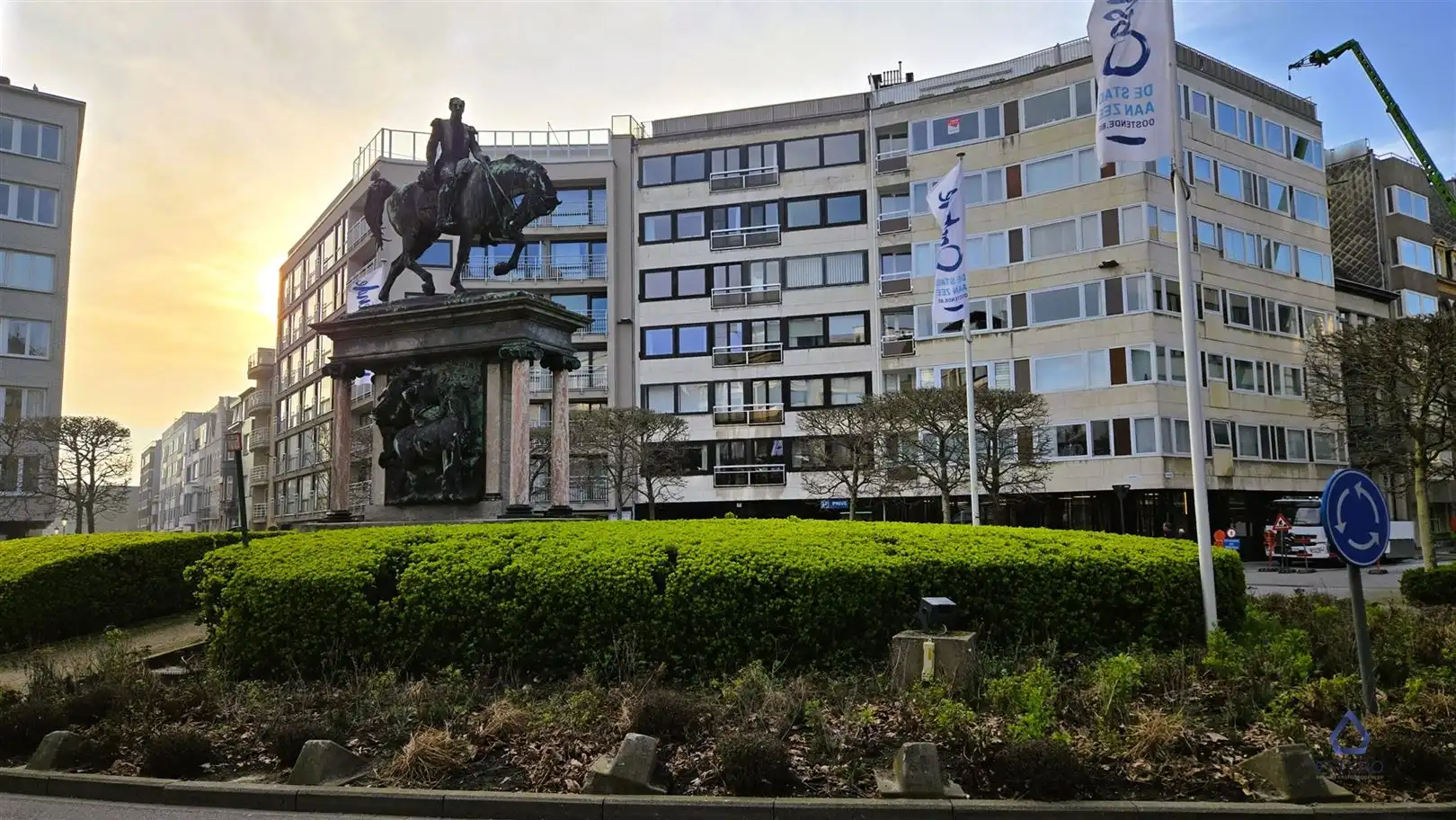 Volledig gerenoveerd met 2 slaapkamers, terras en parking foto 25