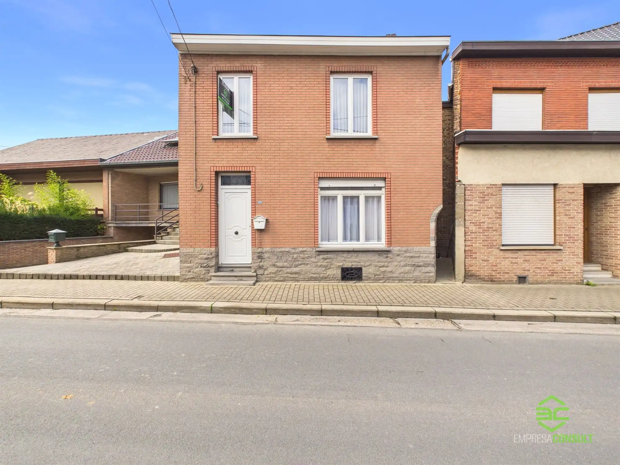 Hoofdfoto van de publicatie: Centraal gelegen te renoveren woning met 3/5slpk!