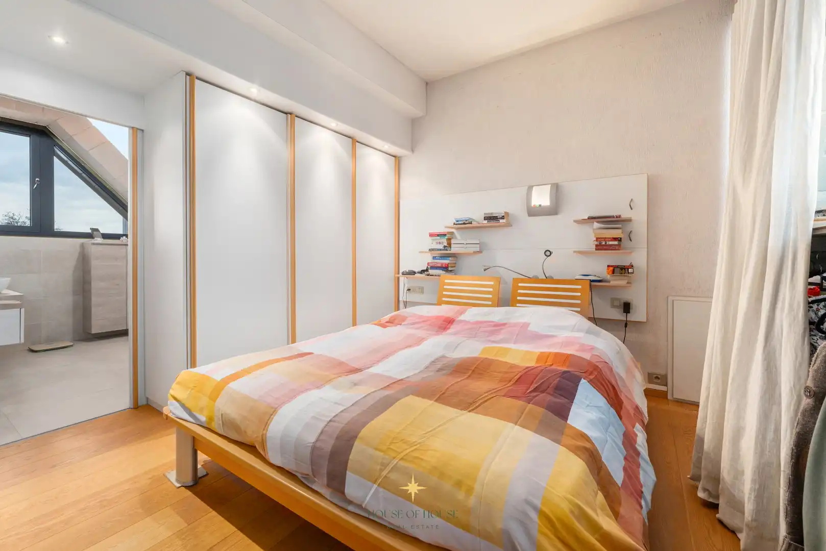 Uniek gerenoveerde architectenwoning te Sint-Kruis met ruime praktijkruimte foto 9