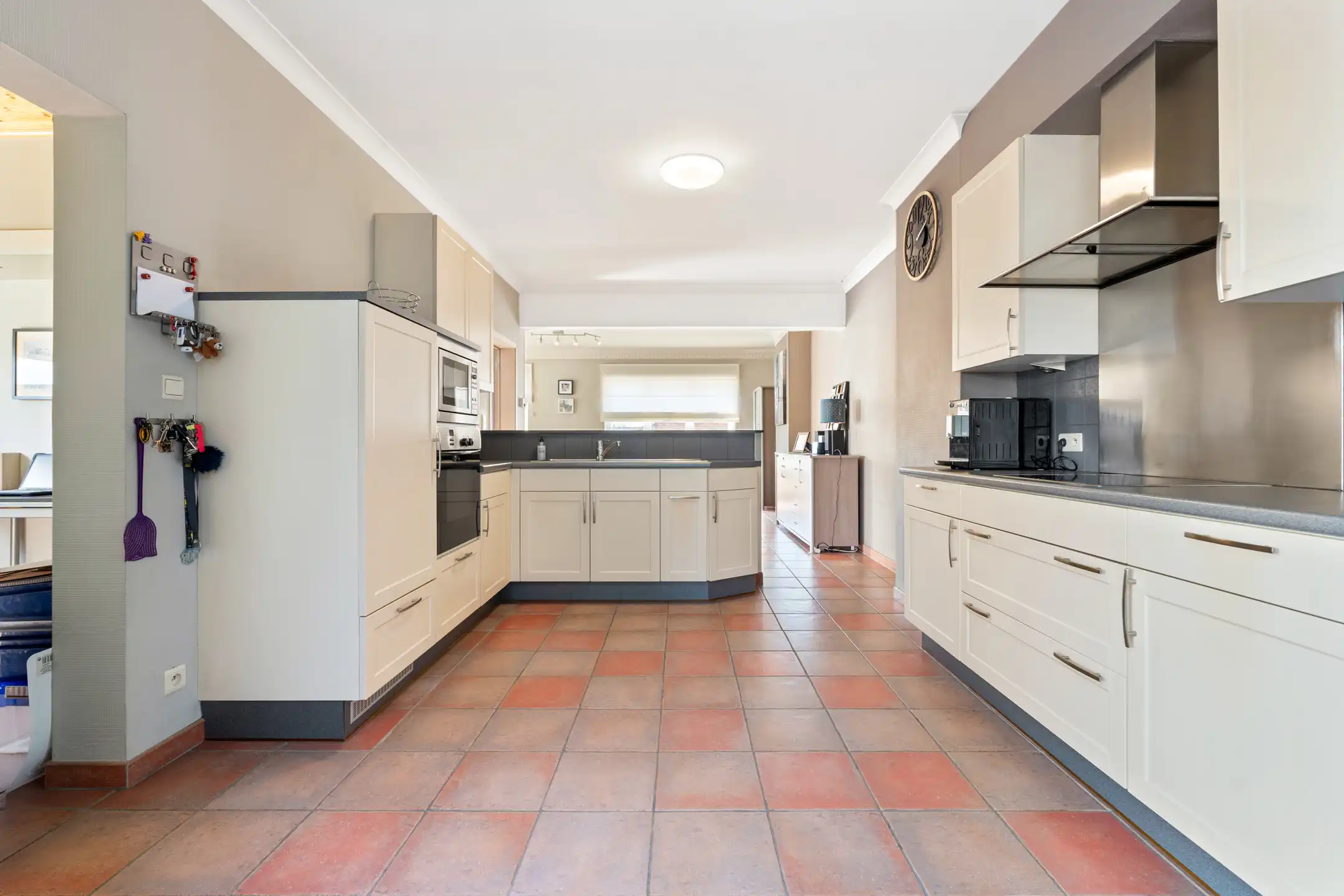 Ruime, deels gerenoveerde 3-gevelwoning met 3 slks en tuin foto 7