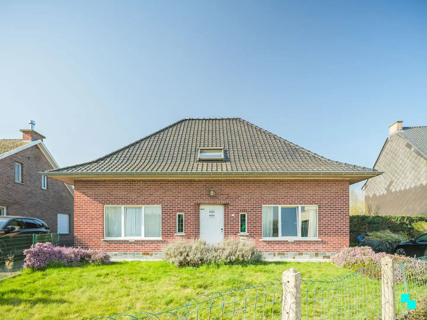 Hoofdfoto van de publicatie: Renovatieproject met uitgestrekte tuin in groene omgeving