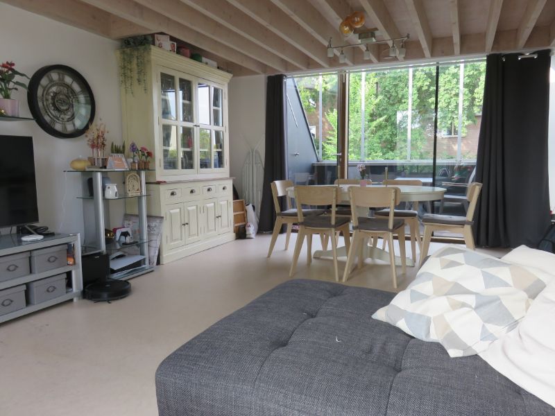 Eigentijds en lichtrijk duplexappartement foto 3