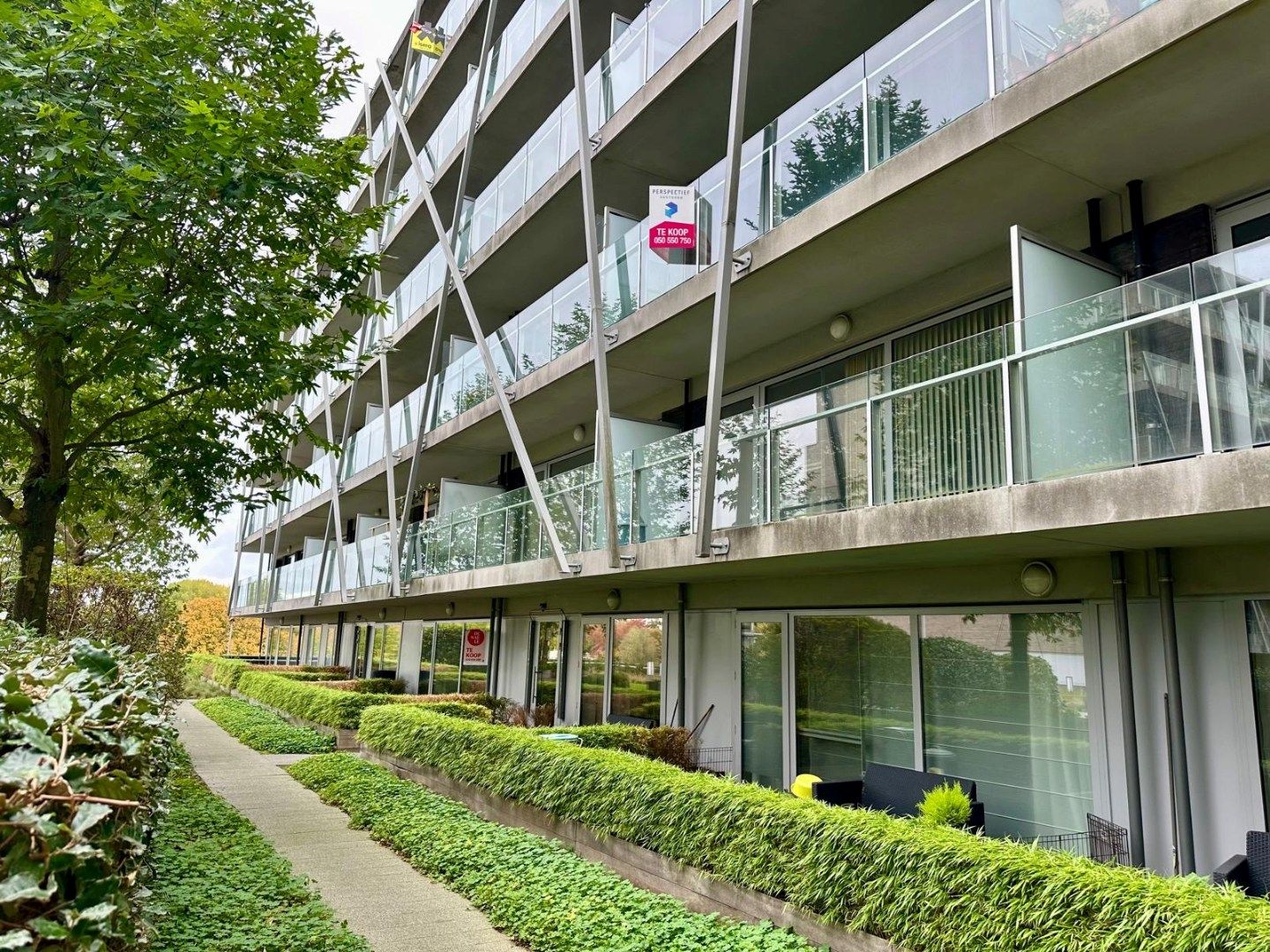 Rustig gelegen appartement vlakbij station Brugge, omringd door groen foto {{pictureIndex}}