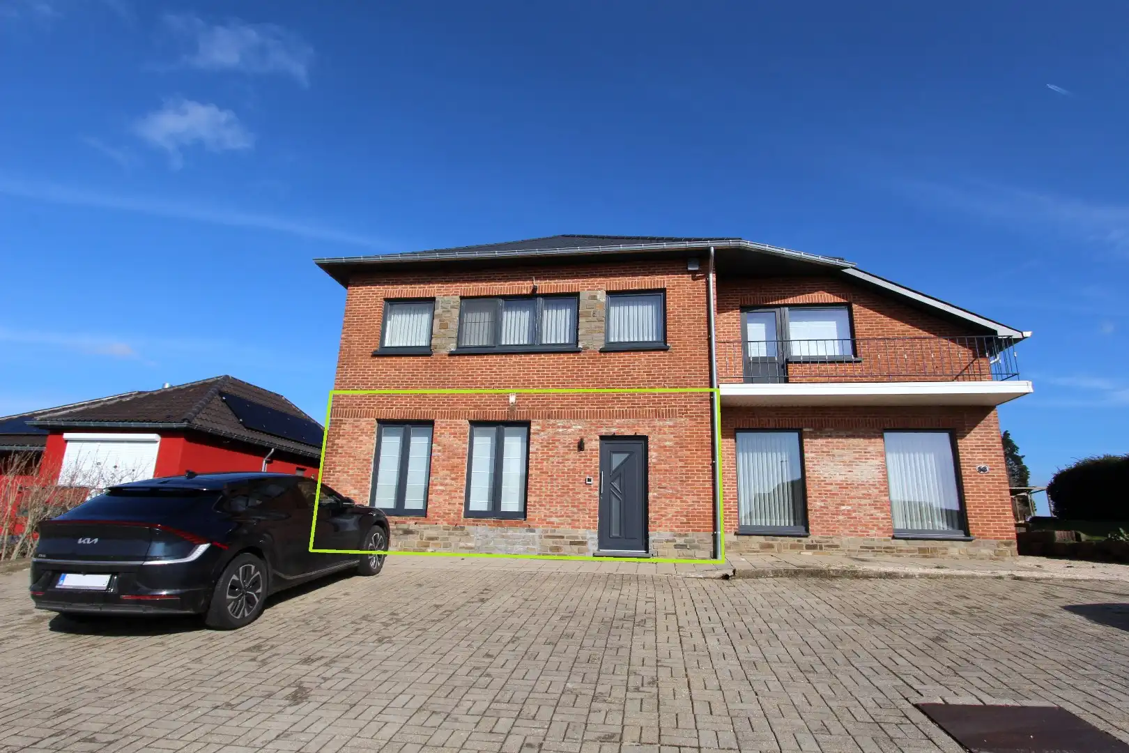 GELIJKVLOERS APPARTEMENT - VOLLEDIG VERNIEUWD foto {{pictureIndex}}