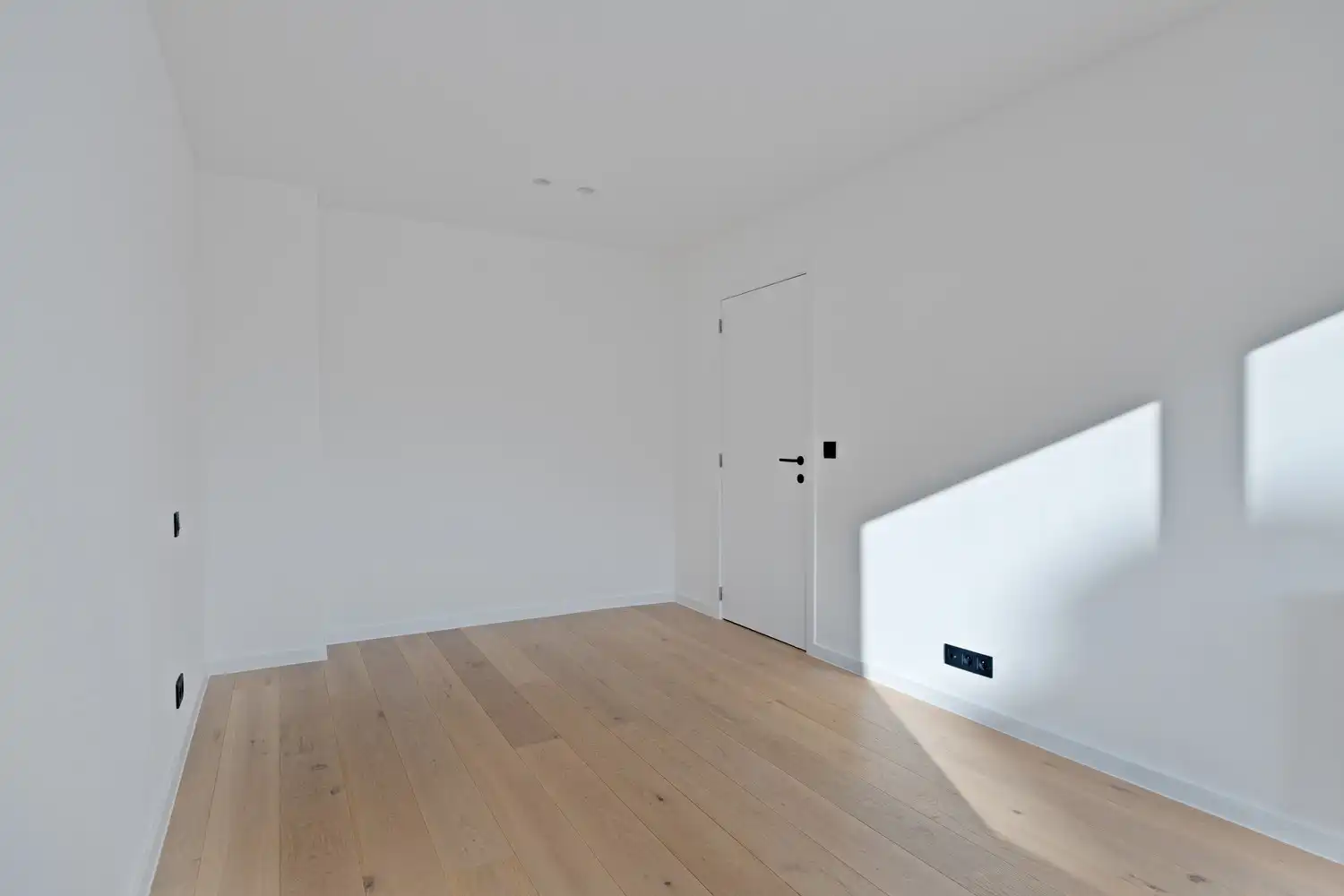 Gerenoveerd appartement met 2 slaapkamers en een terras nabij het Citadelpark en het Sint-Pietersstation. foto 8