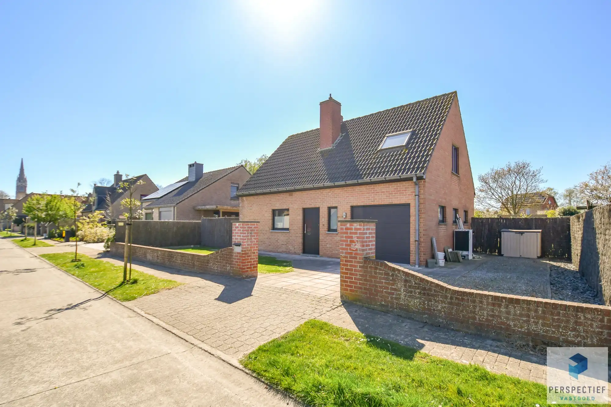 Centraal gelegen ruime woning met 3 slaapkamers - garage en grote tuin op 615 m² foto {{pictureIndex}}