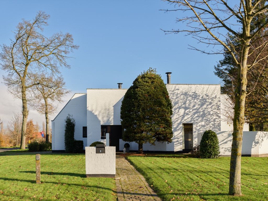 Hoofdfoto van de publicatie: Architecturale, vrijstaande villa naar de hand van naoorlogse Modernistische architect Frans Mostmans (bj 1971).