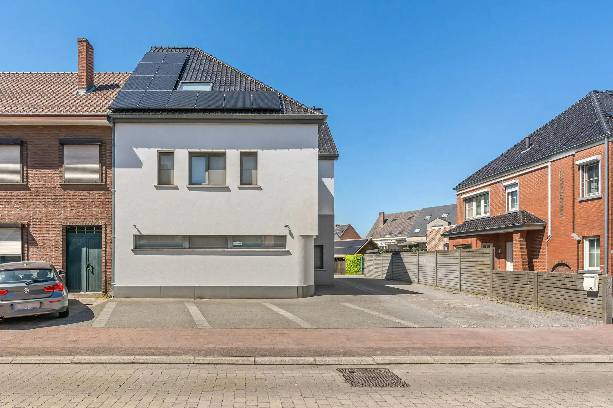 Gerenoveerde woning met praktijkruimte en 4 slaapkamers centrum Diepenbeek foto 2