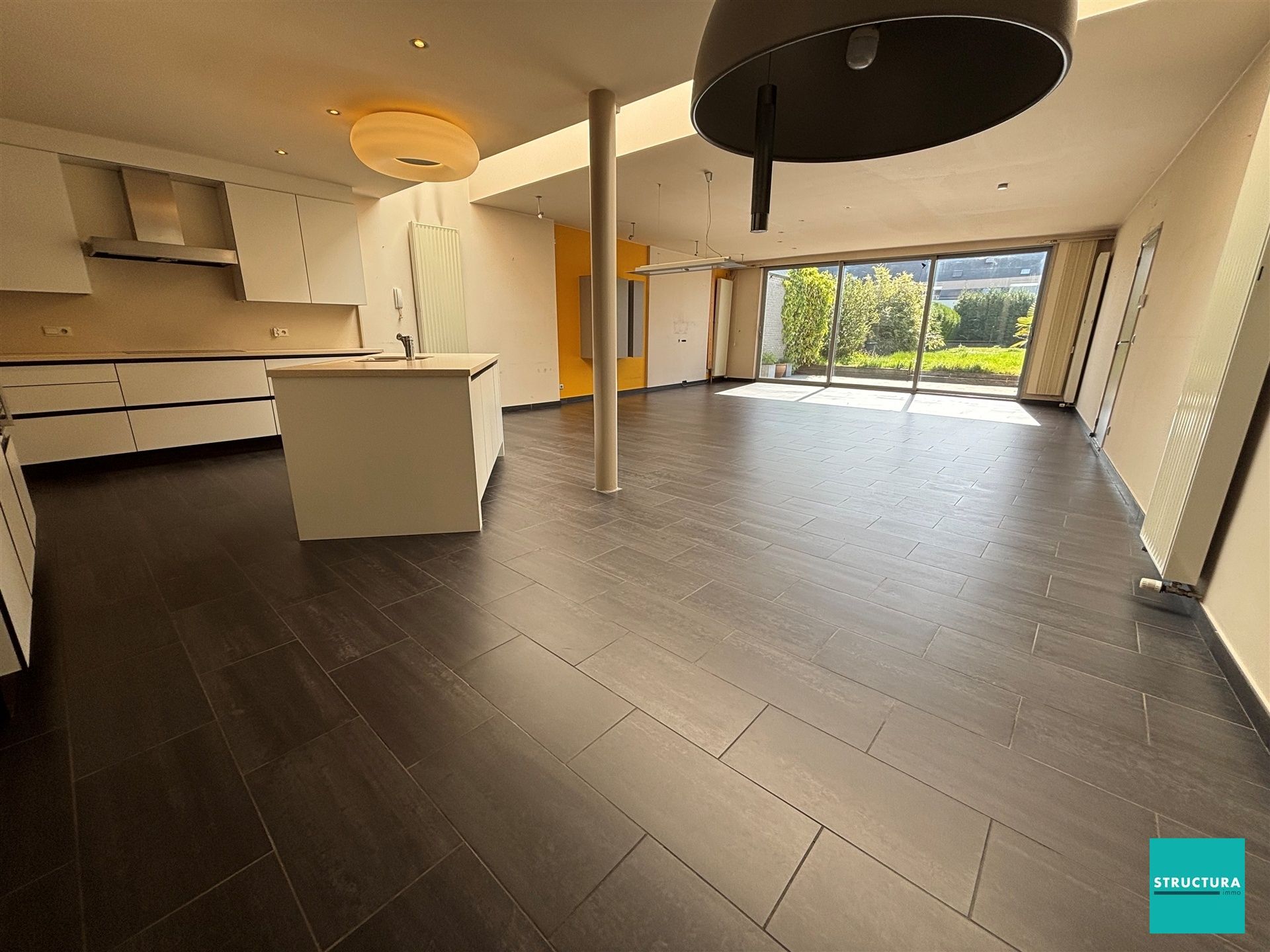 Appartement met 3 kamers en ruime garage in centrum Merchtem foto 2