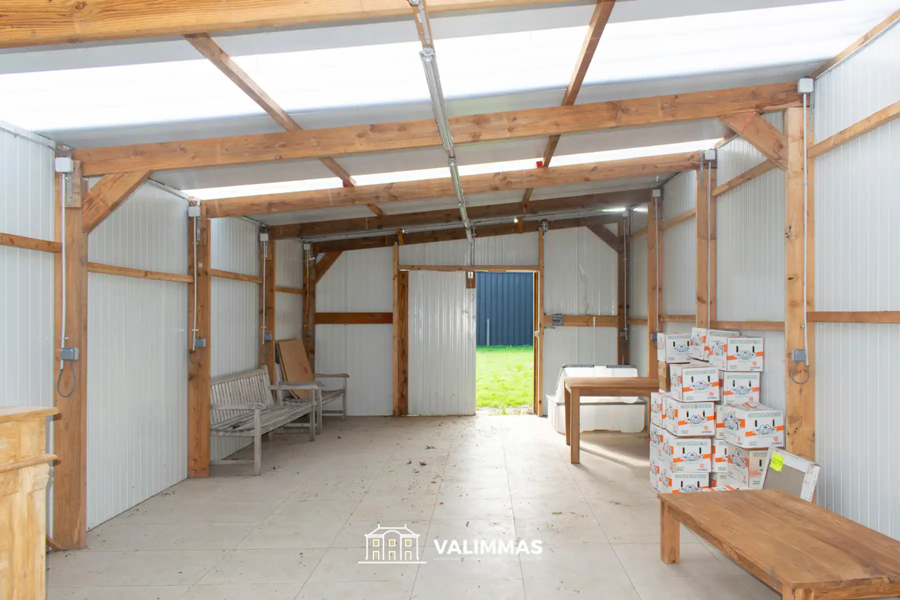 Ruime, nog te renoveren hoeve met tuin, garage & bijgebouwen foto 14