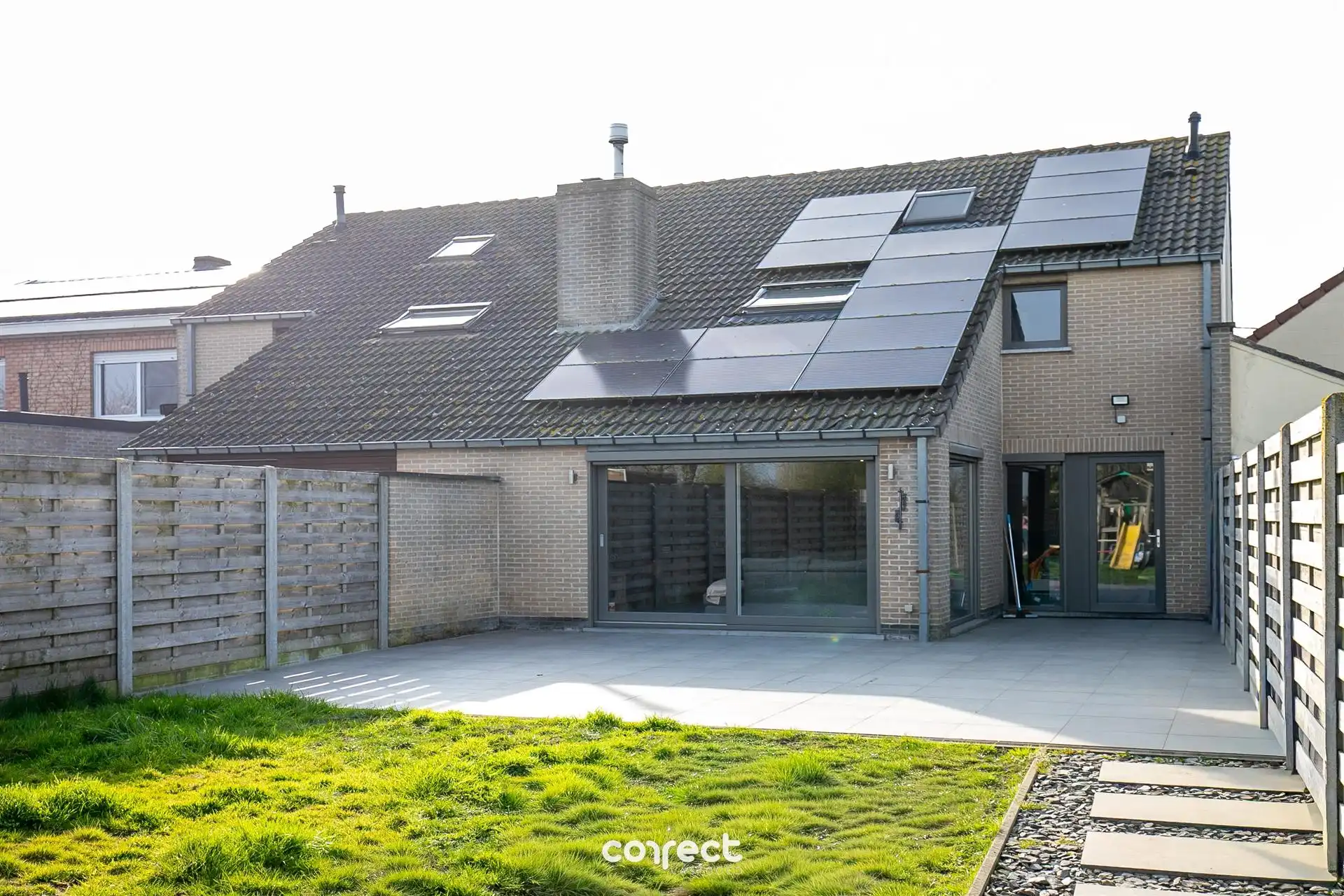 Instapklare gezinswoning  met 4 slaapkamers, garage en ruime tuin. foto 15