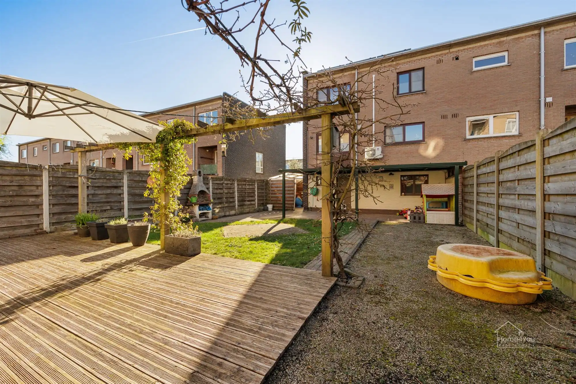 Ruime gezinswoning met 5 slaapkamers en tuin foto 2