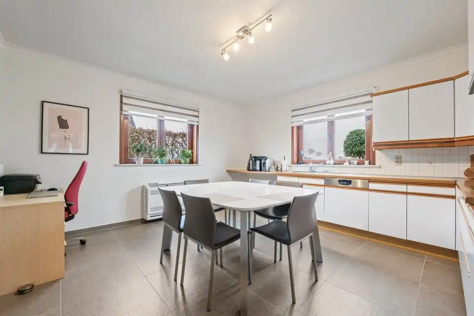 RUIME GELIJKVLOERSE GEZINSWONING OP EEN UITZONDERLIJK PERCEEL IN KORTENAKEN foto 12