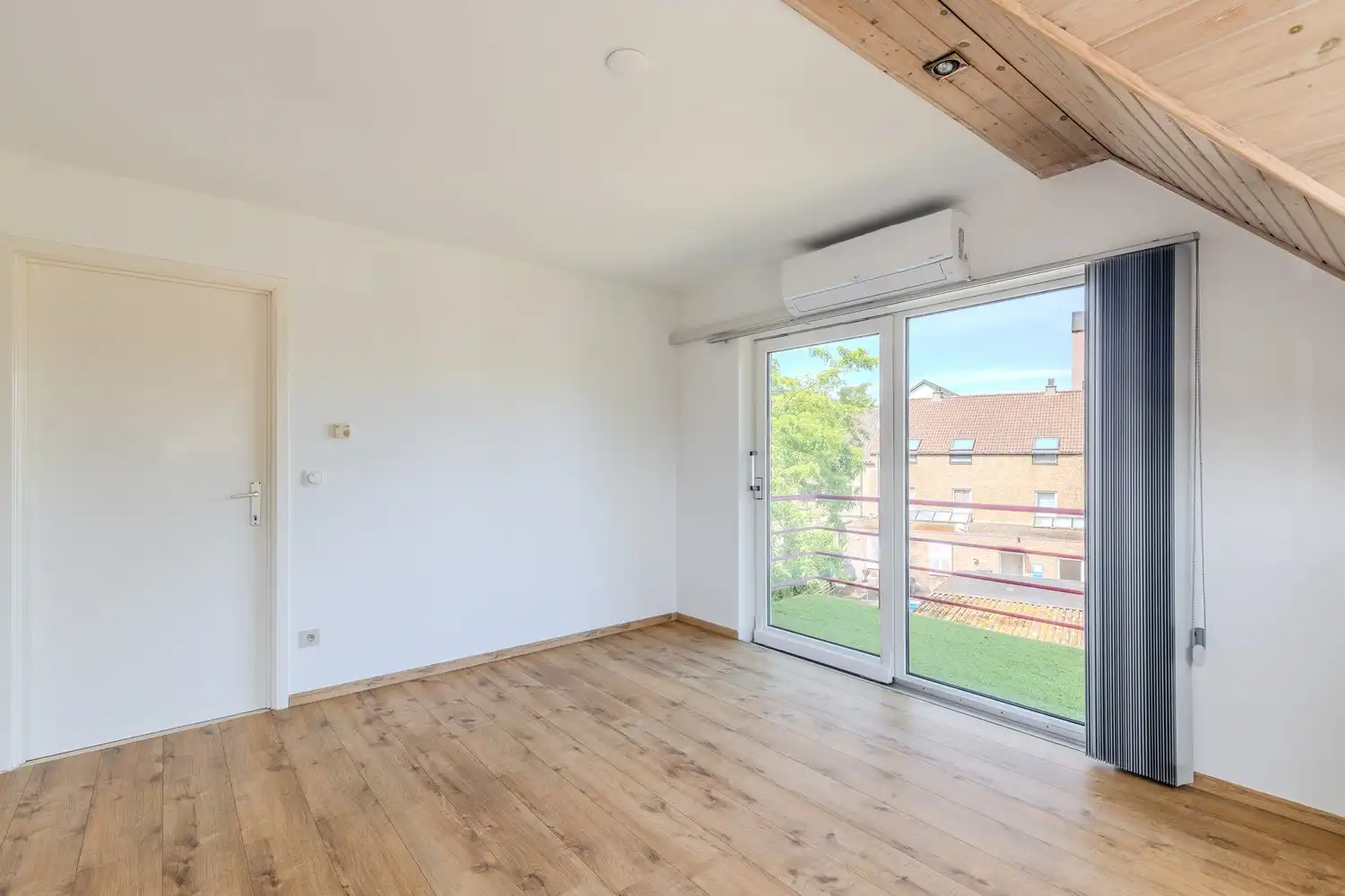 Instapklaar appartement met twee slaapkamers en ruime ondergrondse parking in Smeermaas, Lanaken. foto 10