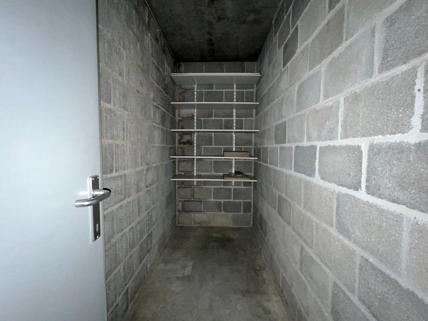 Instapklaar 2 slpk-appartement met 2 terrassen en autostnplts foto 16